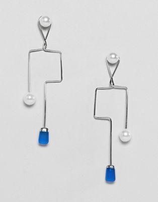 DESIGN earrings in abstract wire shape with pearl and resin beads in silver